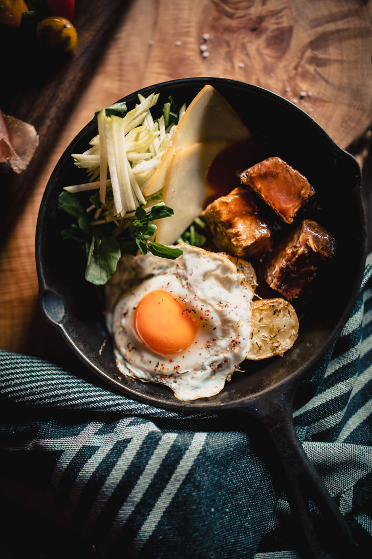 Chambar fricassee recipe food on a black pan